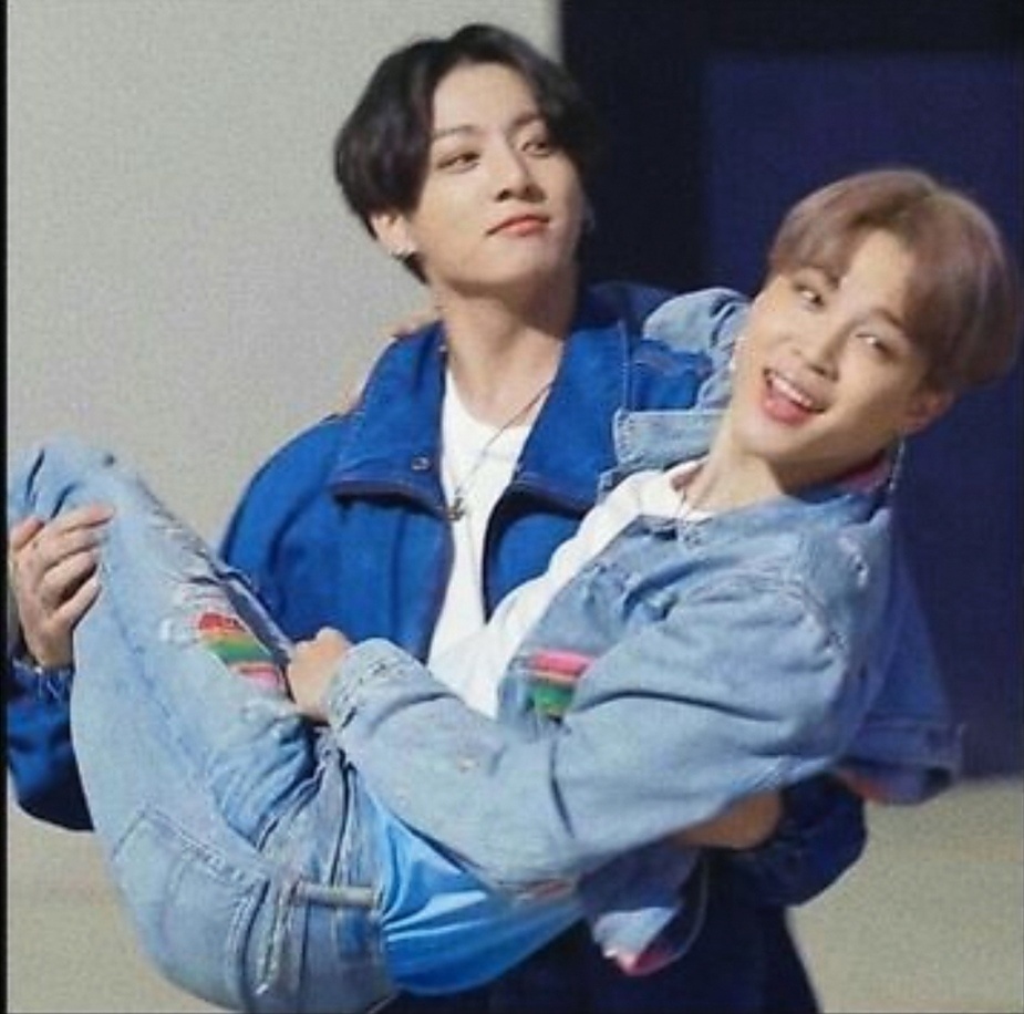 Чимин лёгкий как перышко, Чонгуку совсем не тяжело) 💪