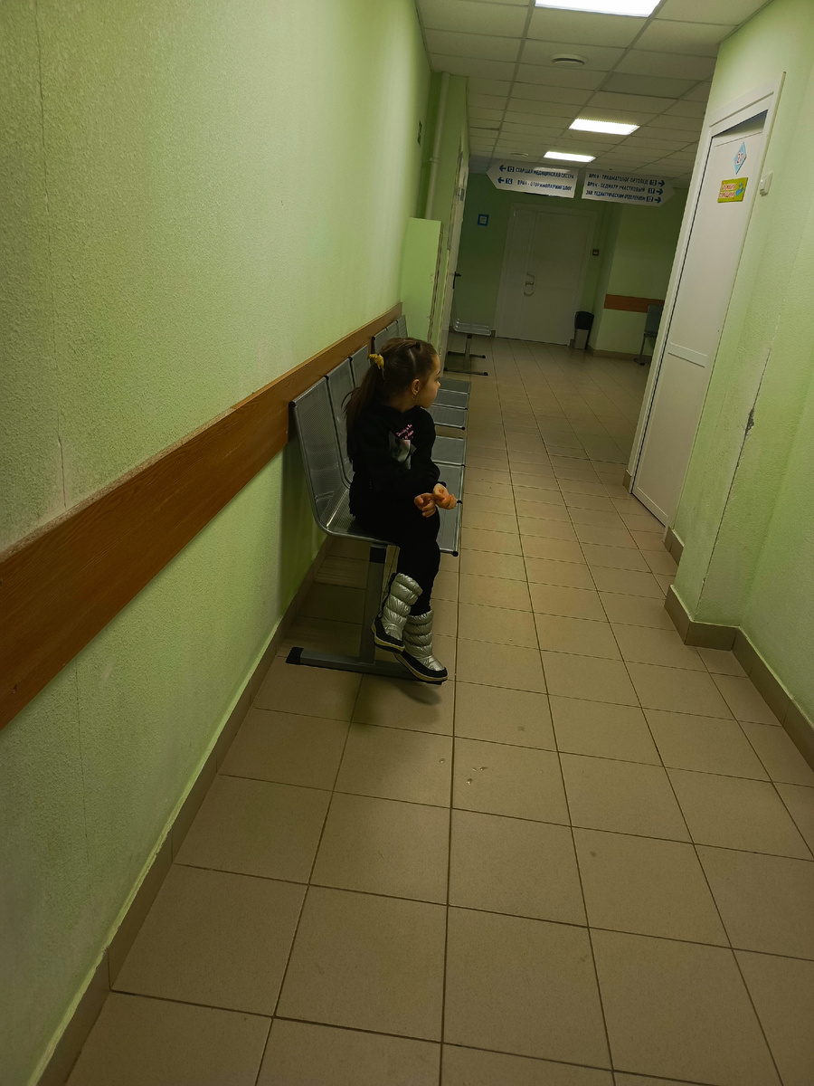 Сидит, бедняжка. Ждем очереди