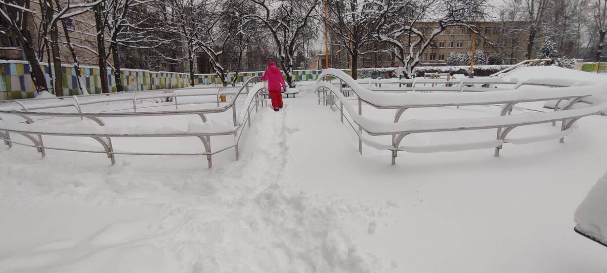 Прогулка в школе, тропинки учились делать.) 