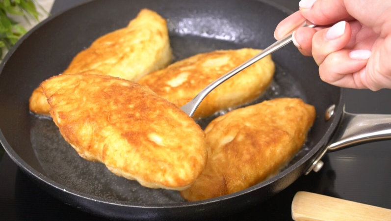 Пирожки из мягкого теста, которое замешиваю ложкой: в пост это ходовой рецепт теста.