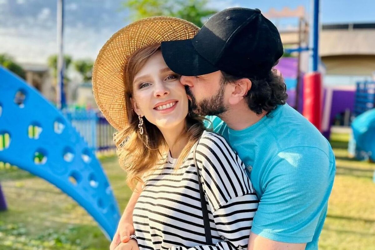    Лиза Арзамасова с мужем Ильей Авербухом Социальные сети