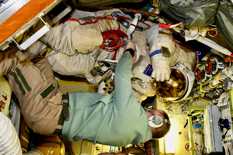 Алексей Овчинин готовит скафандр «Орлан-МКС» к ВКД. Фото: Роскосмос