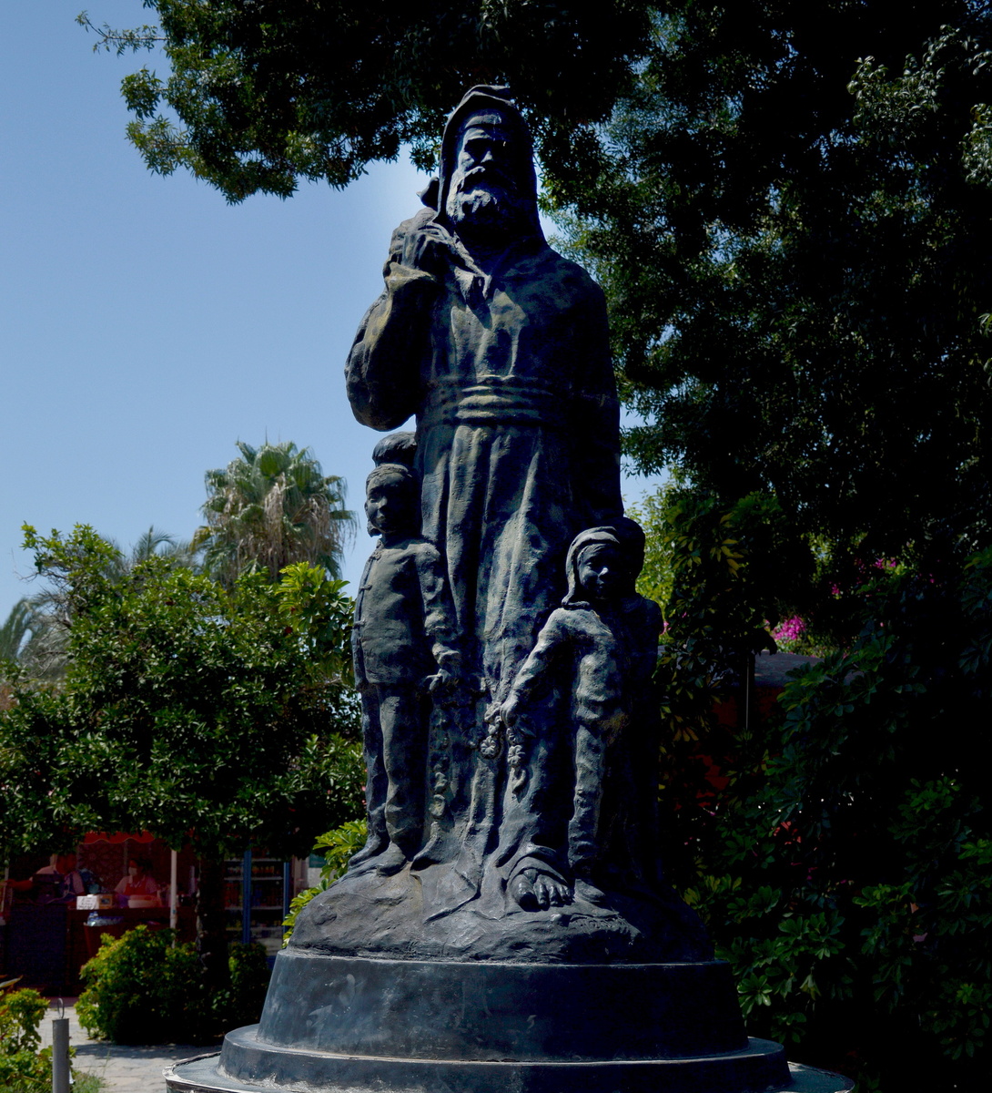 Санта Клаус возле древнего храма Святителя в турецком городе Демре, бывшие Миры Ликийские
