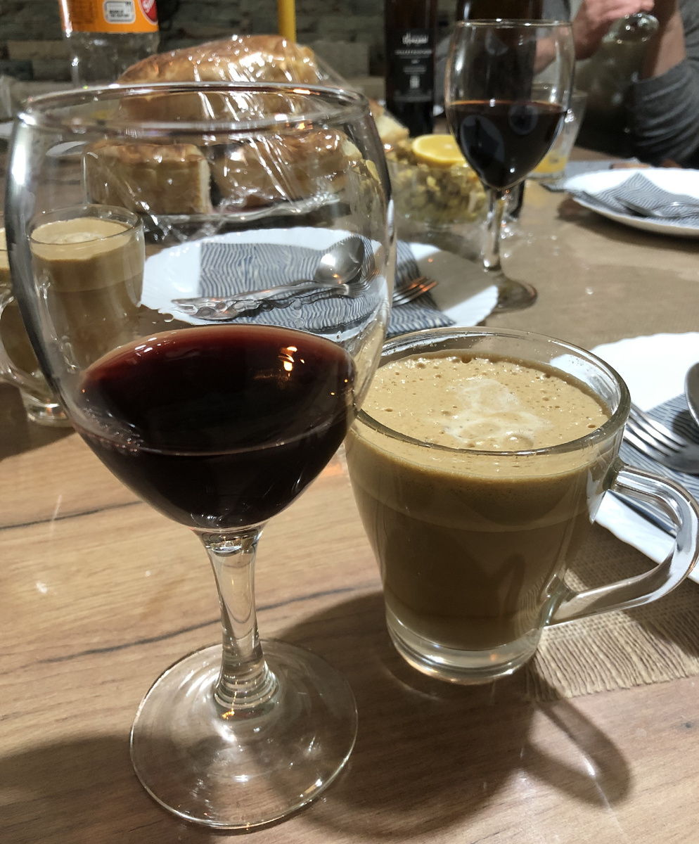 ДОМАШНЕЕ ВИНО И ОБЯЗАТЕЛЬНО КОФЕ ПЕРЕД ТЕМ, КАК НАЧАТЬ ЕСТЬ