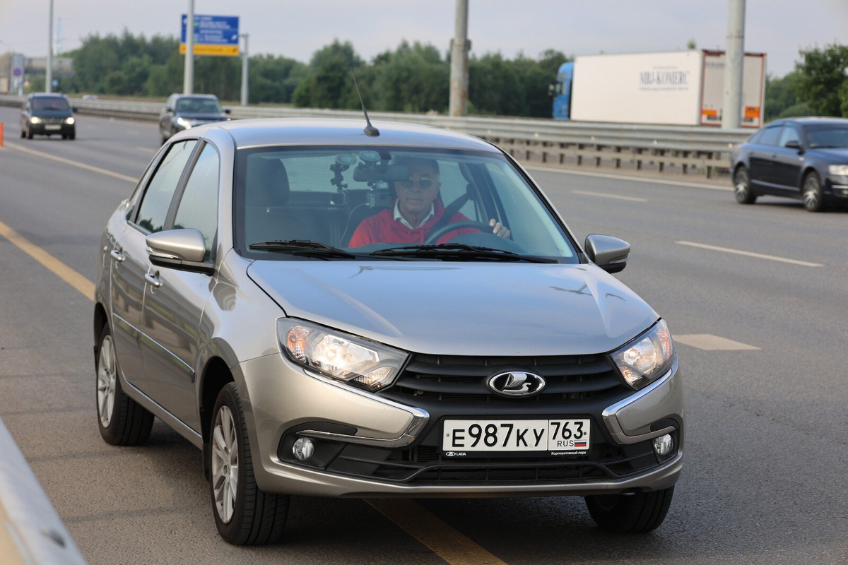 Lada Granta на тесте AutoMPS: один из самых популярных автомобилей для аренды в России.
