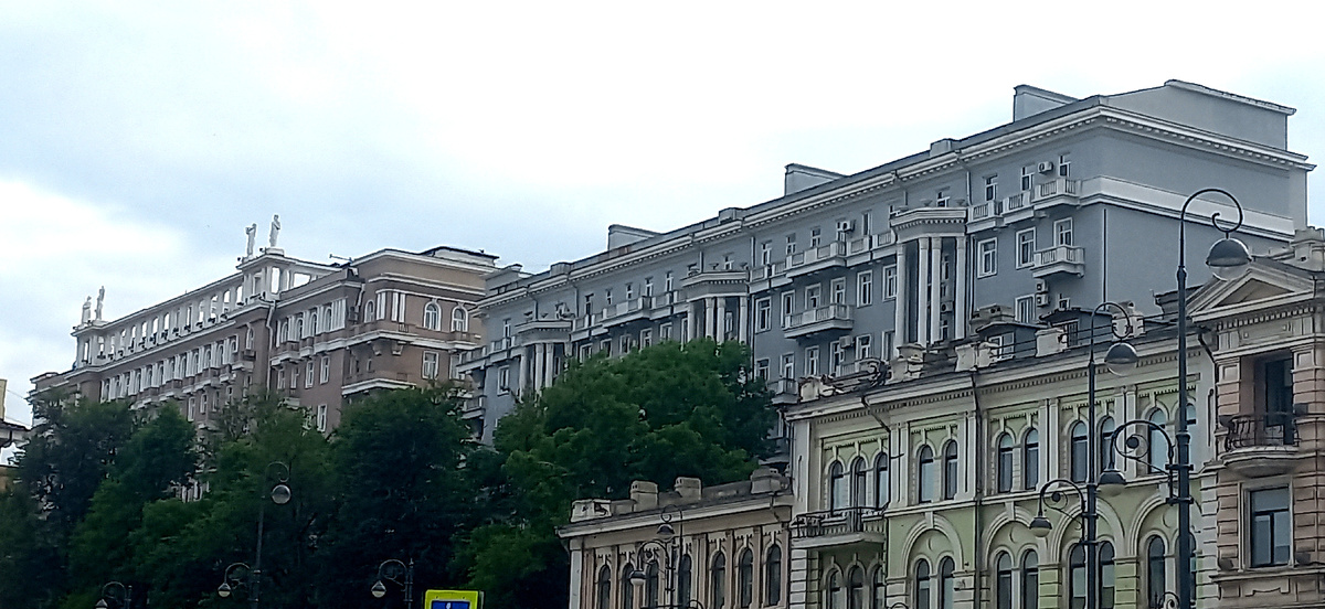 Слева (розовый) дом №17, справа (серый) №19. 