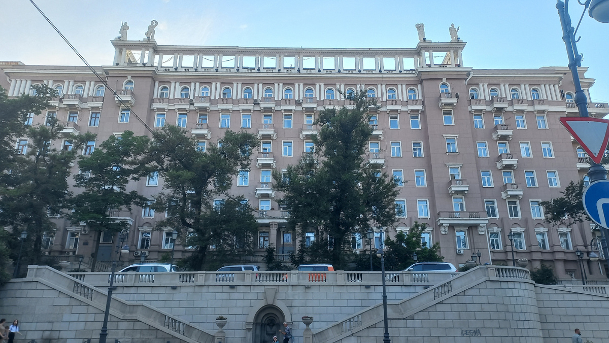 Даже крыша выполняла функцию: на ней можно было вести сибаритский отдых, глядя на 4 больших статуи, изображавшие крестьянку, шахтера, летчика и бойца Красной Армии. 