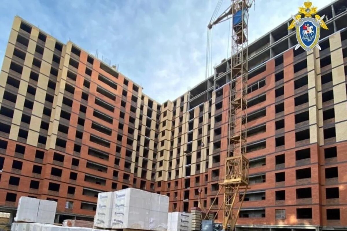    В Каспийске рабочий упал с десятого этажа строящегося дома