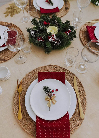     Украшение новогоднего стола: 10 идей + мастер-класс по созданию елочки из салфетки