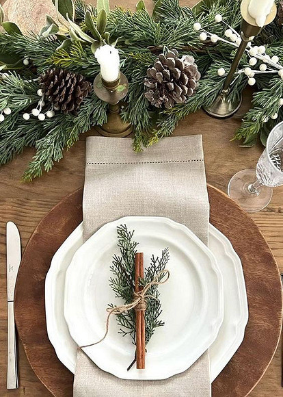     Украшение новогоднего стола: 10 идей + мастер-класс по созданию елочки из салфетки