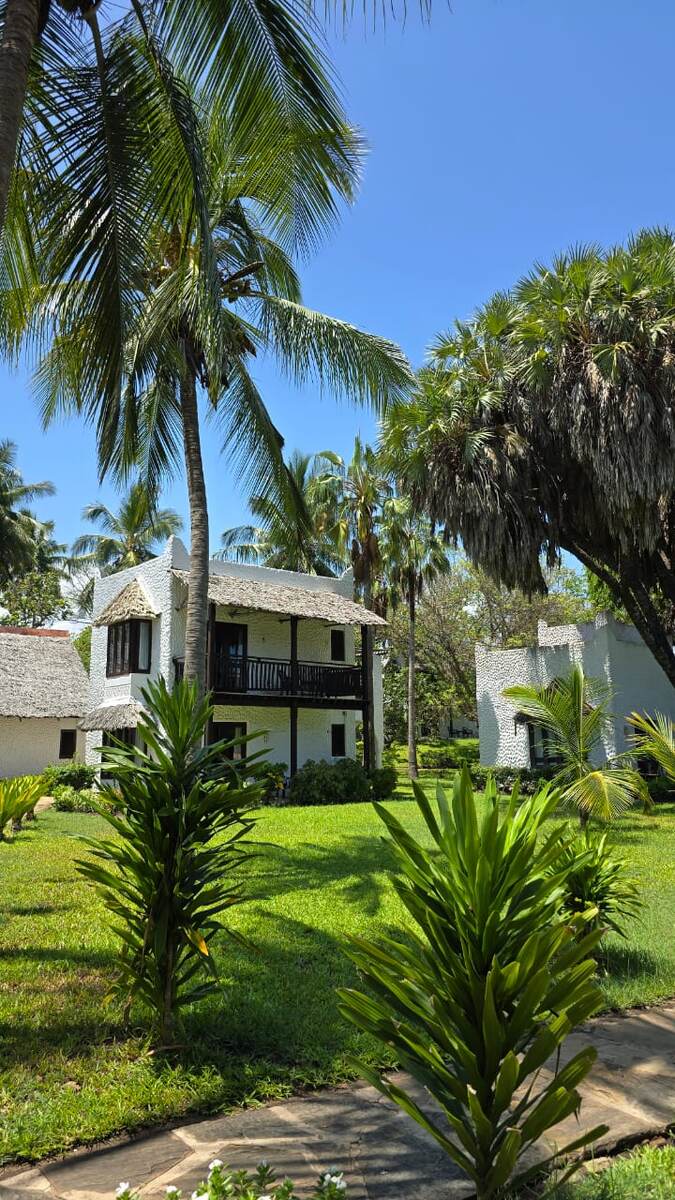 Домик на территории отеля Джакаранта 