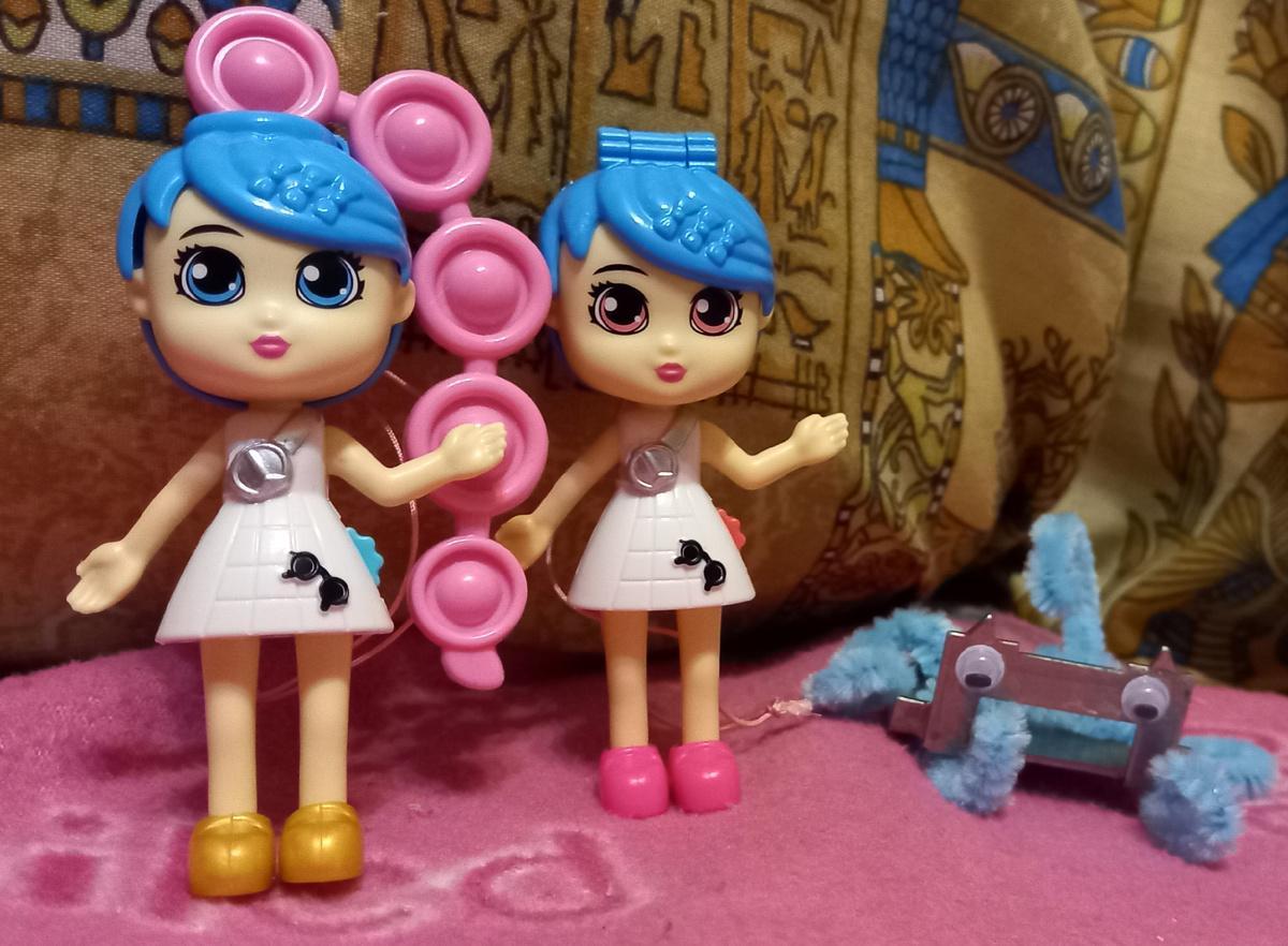 Кот играет с моими новыми куколками-близняшками Лутти (с розовой косой) и Крутти (с пучком). 