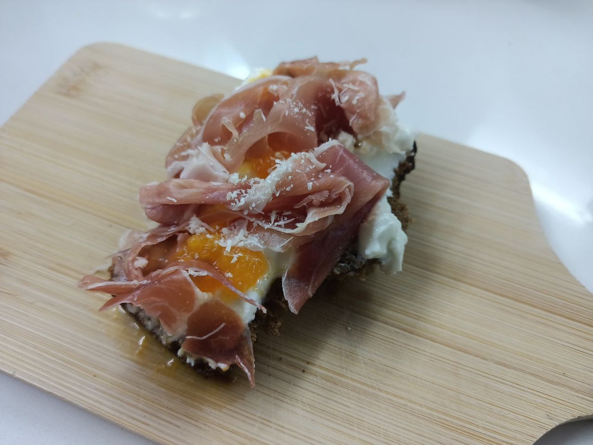 Черный хлеб, сливочный сыр, мясо, мандариновый соус — бутерброд сам по себе интересный. Но именно тертый сыр стал акцентом, «изюминкой» перекуса