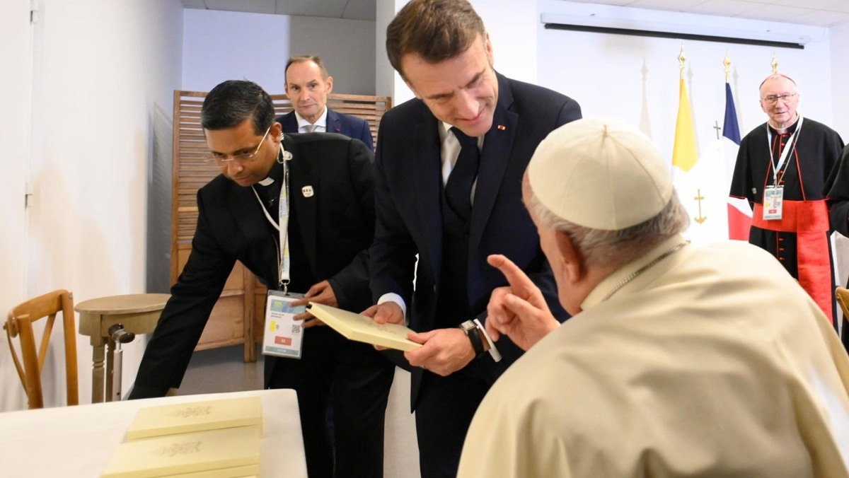 Ну я же с подарочком... 