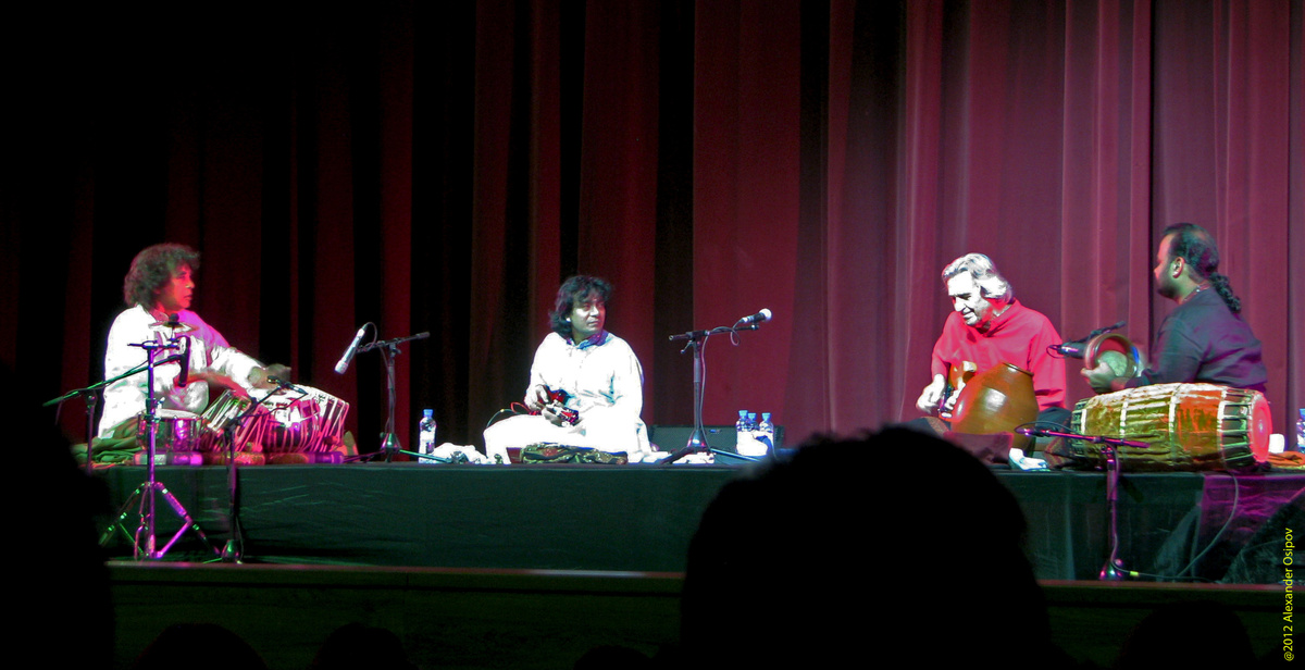 Концерт Remember Shakti, слева направо: Закир Хуссейн, Уппалапу Шринивас, Джон Маклафлин, Сельваганеш Винаякрам. «Крокус Сити Холл», 1 июля 2012 г.