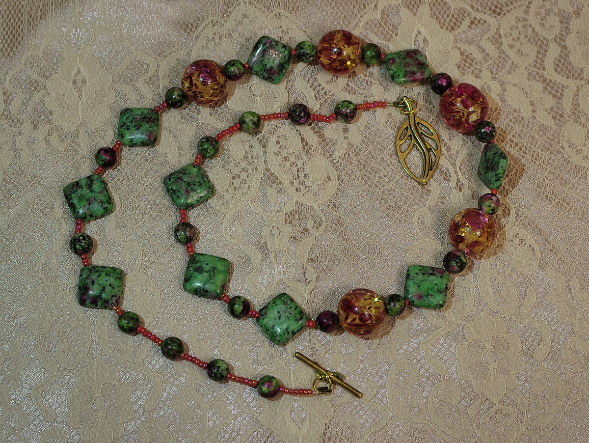 Цоизит, бисер и имитация янтаря