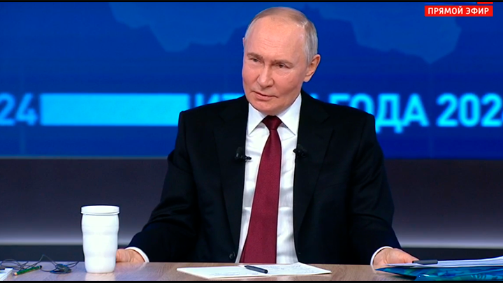    Путин пришел в своём любимом бордовом галстуке//Скриншот: видео "Россия 24"