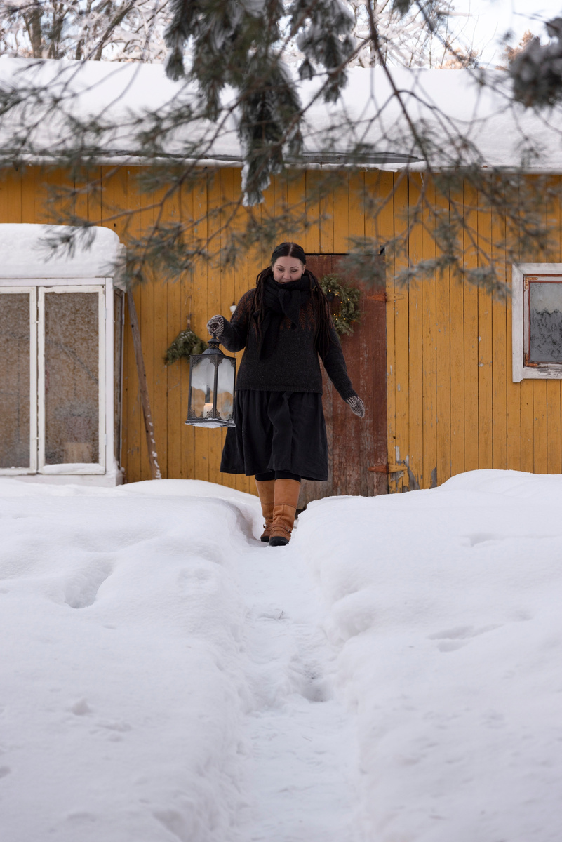 Небольшой деревянный дом с бревенчатым каркасом и крытым садом расположен всего в нескольких километрах от центра Ювяскюля. «Наверное, даже я сначала сомневалась, как справлюсь в этом месте. Теперь у меня есть время заниматься рукоделием, сидеть у огня и наслаждаться музыкой с кружкой кофе», — делится она.
