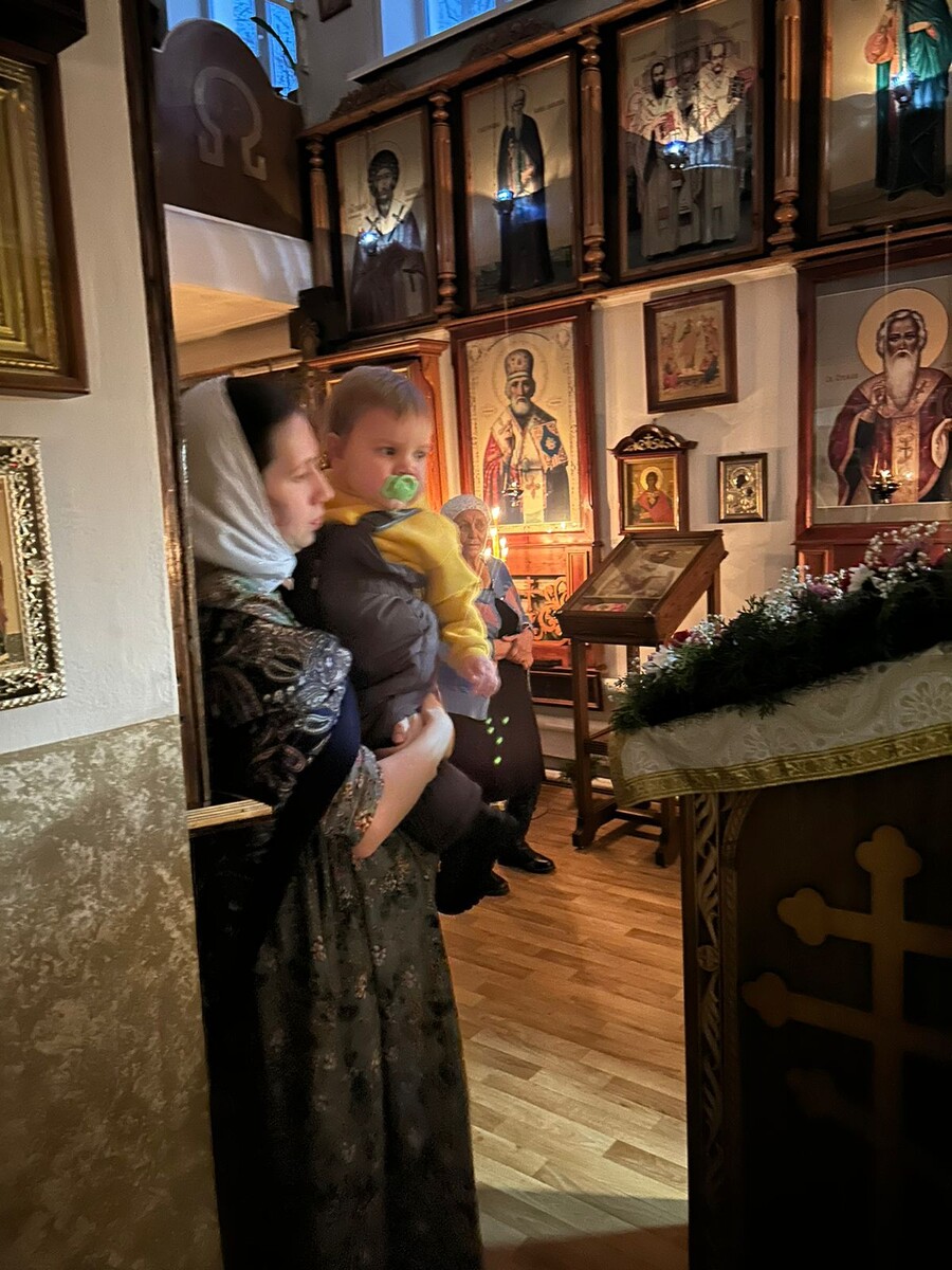 Литургия праздничная. Ранняя служба сегодня была