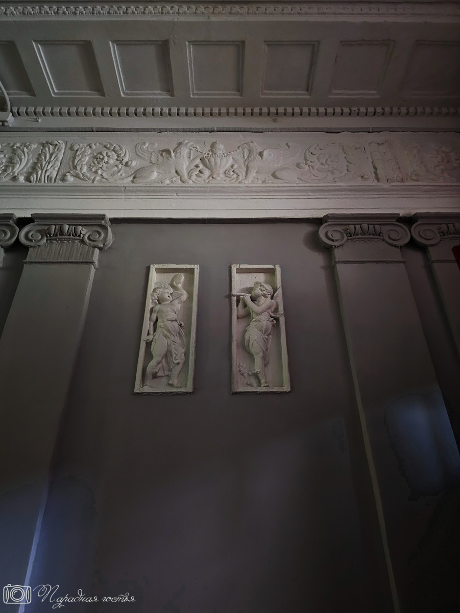 Барельефы в холле. Фото: Парадная гостья
