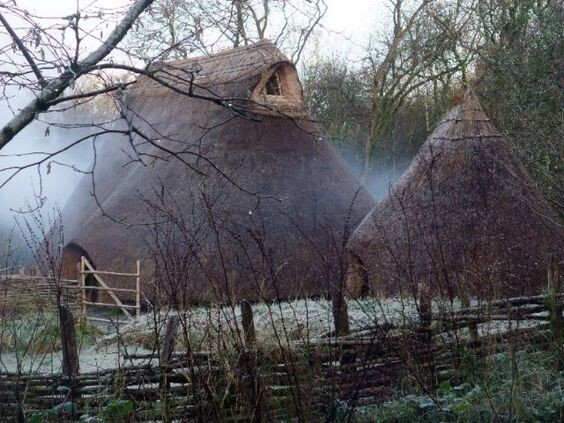 Современная реконструкция домов неолитических земледельцев Ирландии