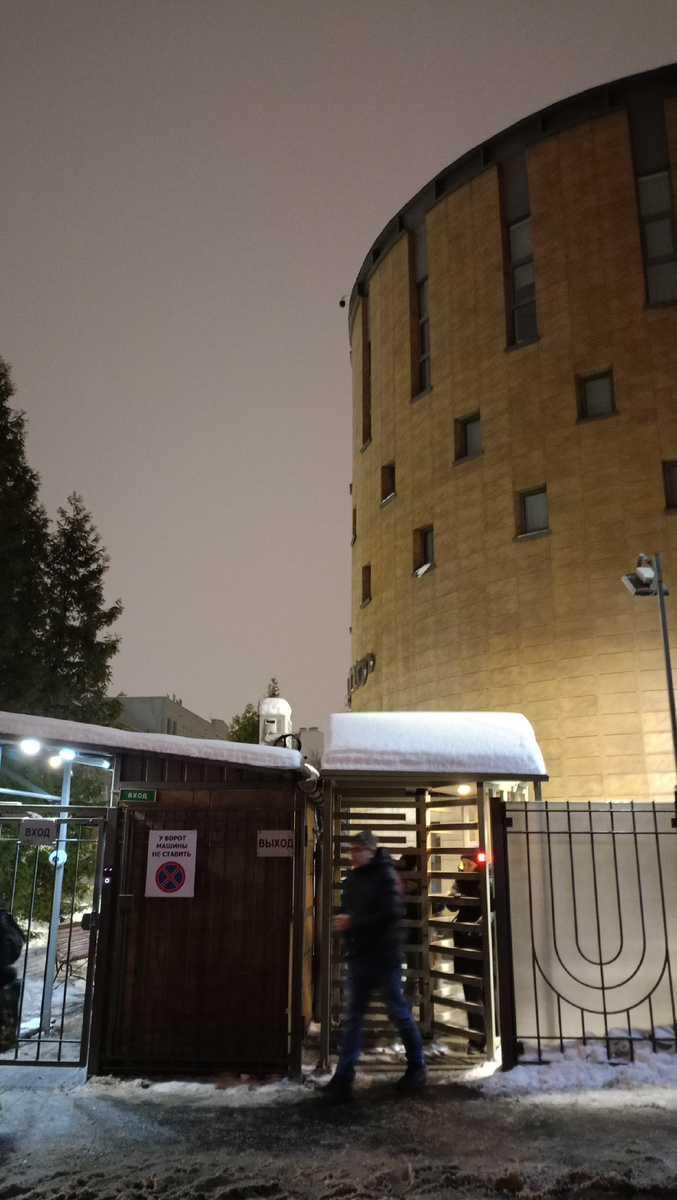 Вход на территорию Еврейского центра. Не так просто найти, если не знаешь😁