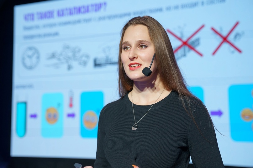 Александра с лекцией на сцене Соляриса