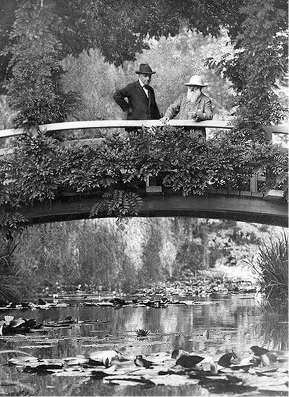 Клод Моне в своем саду в Живерни