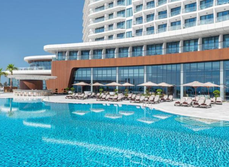 Бассейн в отеле Hampton By Hilton Marjan Island /* Фото с сайта Travelata.ru */