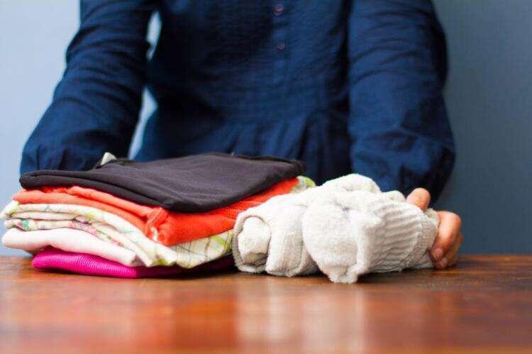 Нельзя отдавать собственную одежду и обувь без предварительной «магической стирки».

Отдавая одежду или обувь -простирайте их в воде с обыкновенной солью. Так вы обеспечите себе защиту от чужого негативного влияния. Тоже самое касается, если вы принимаете в дар чужую вещь. Простирайте ее с солью. Многие плохие люди наводят порчу, отдавая свою вещь.