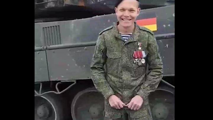 Иван Жарский прославился после ролика, снятого на выставке подбитой натовской техники. Фото: скрин видео из соцсетей.