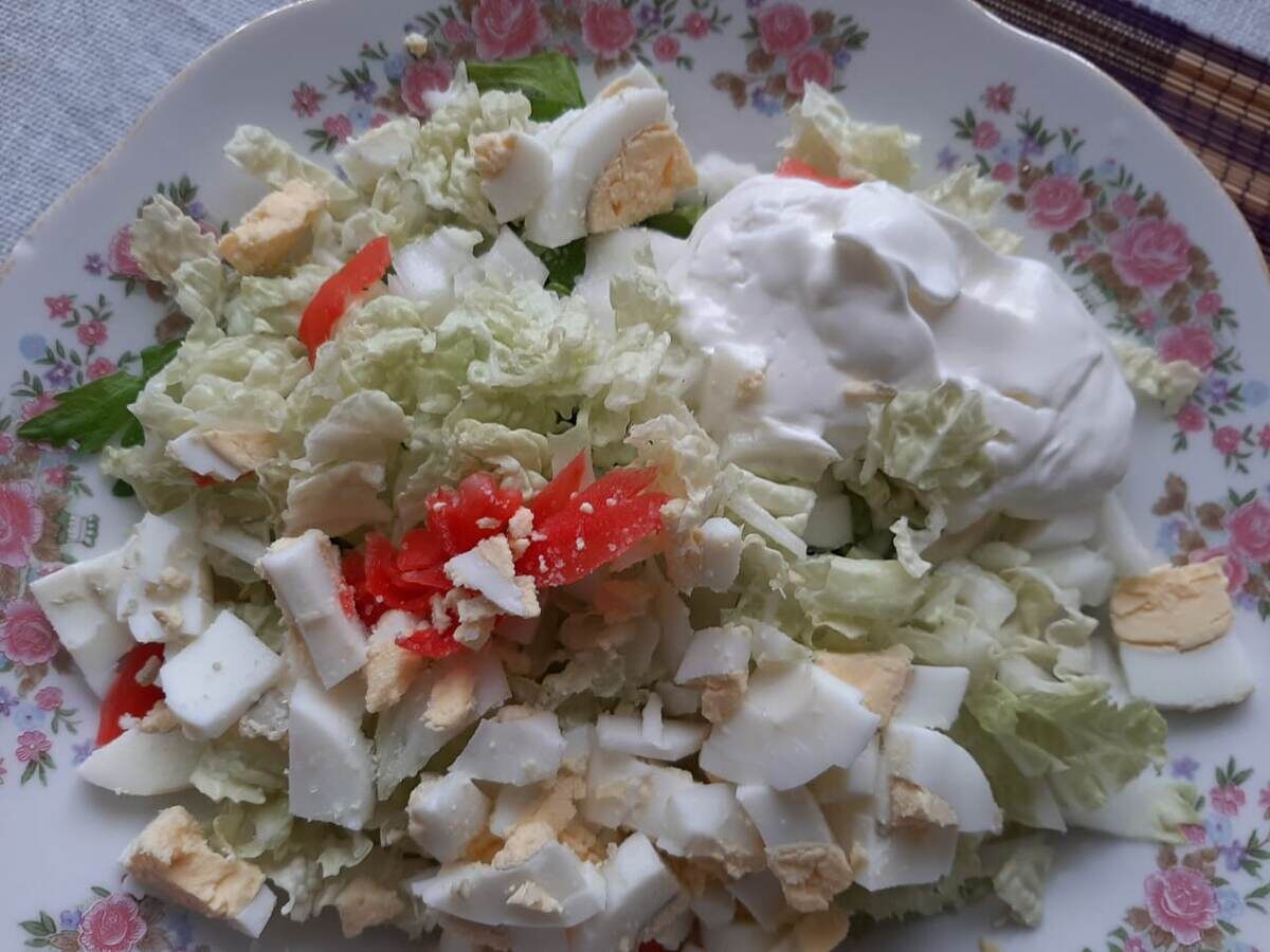 Красное на фото - это маринованный имбирь. В период простуд - то, что надо. Да и добавляет вкуса любому блюду. Здесь салат с одним яйцом.         