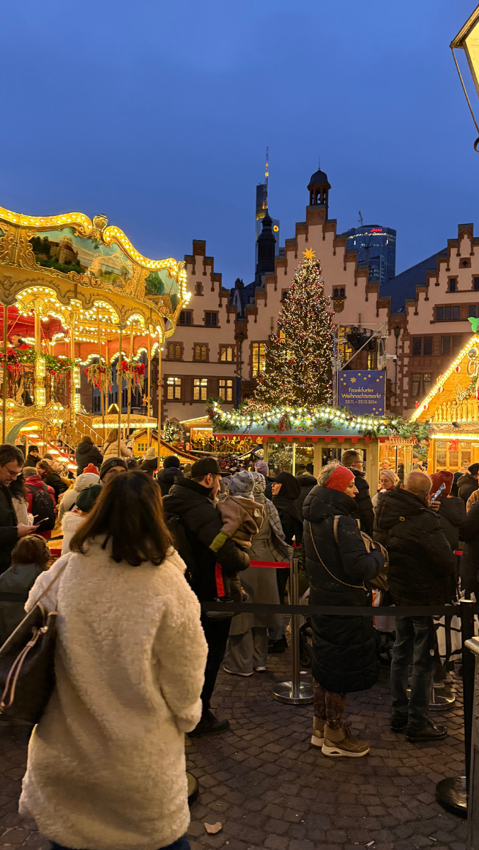 Рождественская ярмарка в Франкфурте-на-Майне .14.12.24 Фото Тамара Вибе.