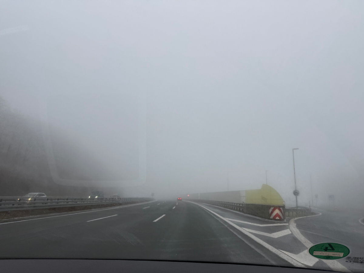 Мы едем к друзьям в Франкфурт на машине, ехать примерно 3 часа , туман.