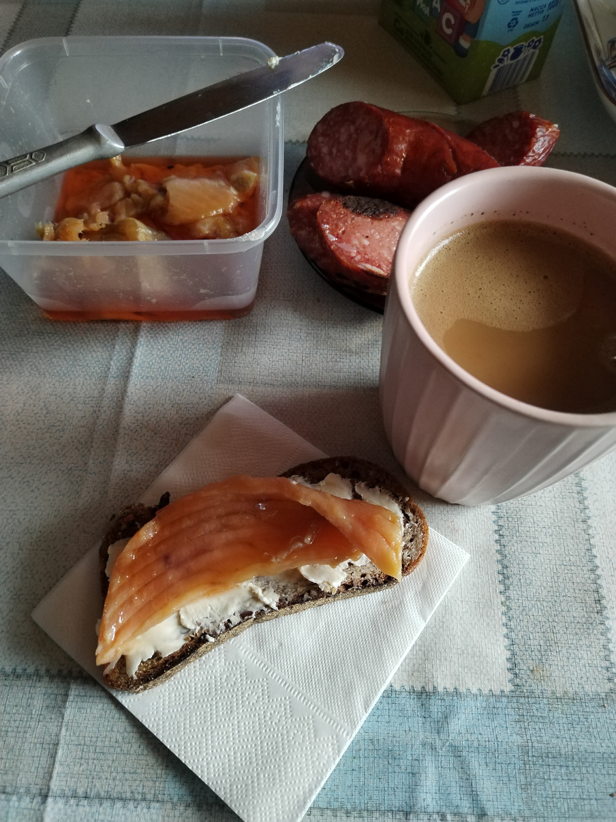 Завтракала в одиночестве....