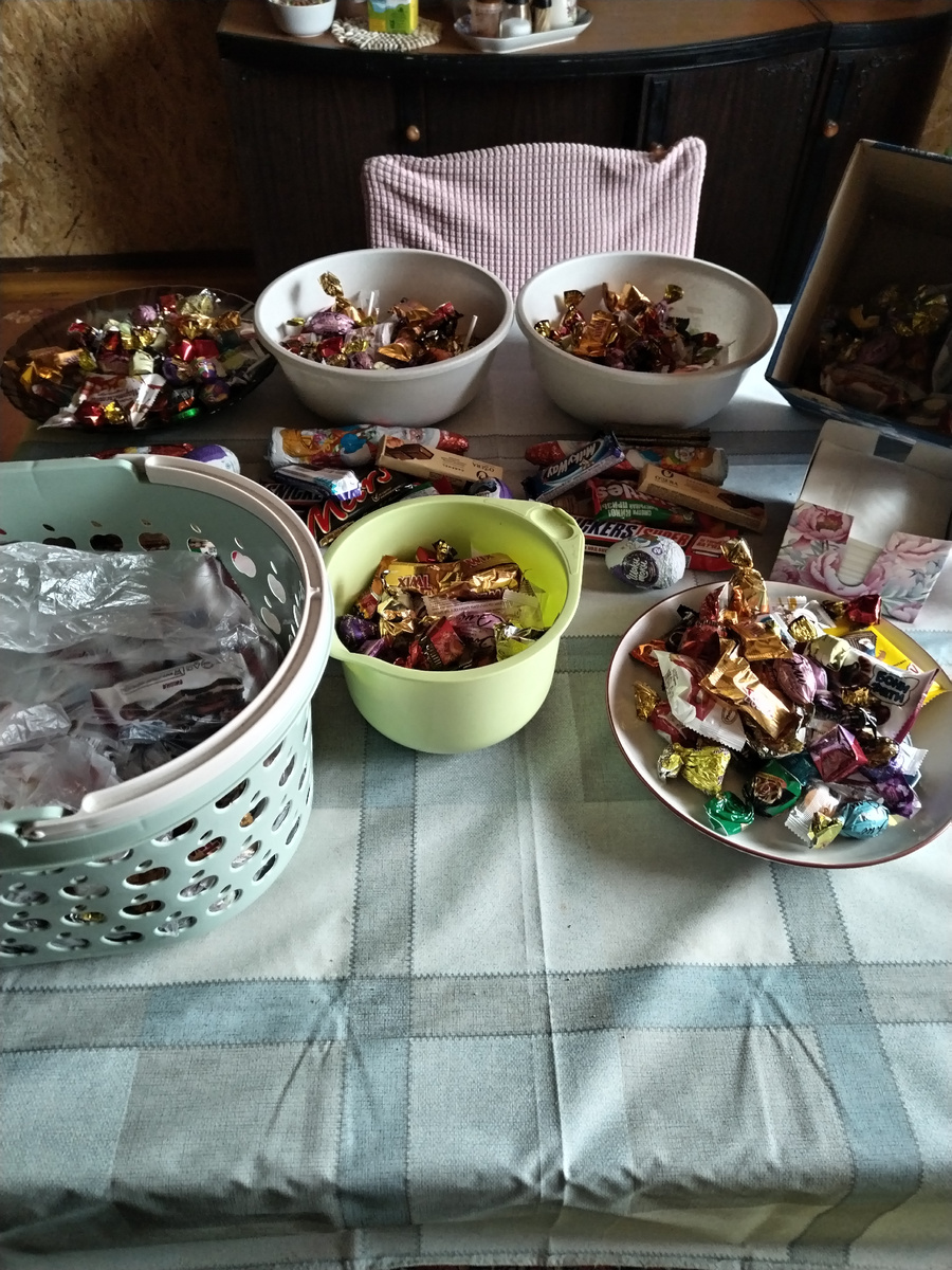 А получилось шесть подарков и остаток с полкилограмма.