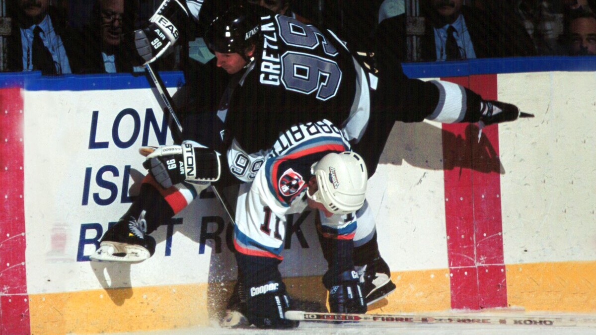 Фото с яндекс.картинки (под "мельницу" Д.Каспарайтиса попал У.Гретцки)