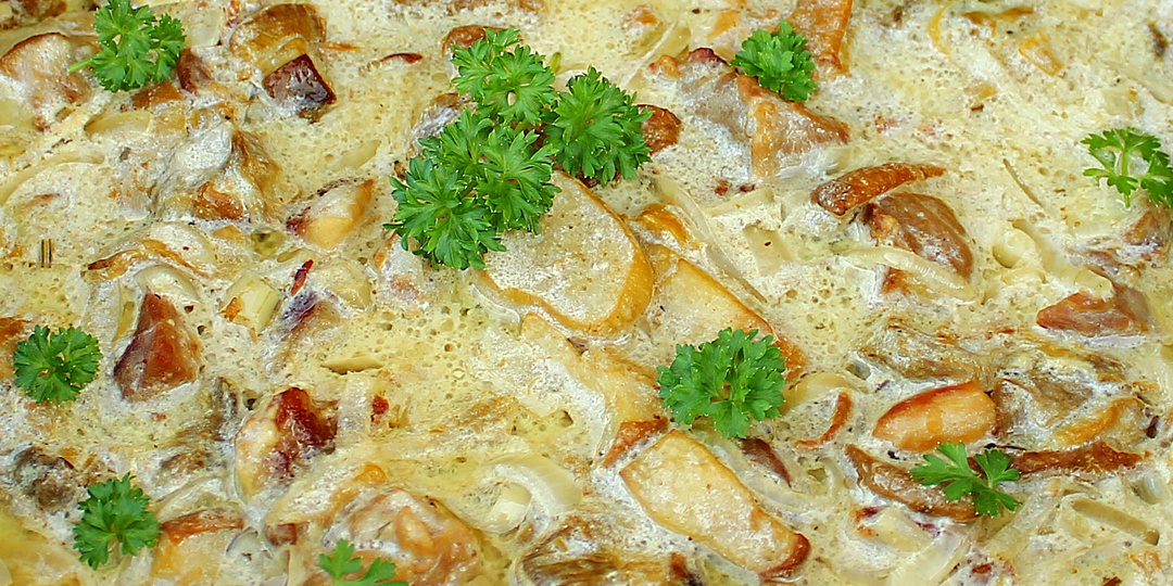 Согреет и накормит: мясо в нежнейшем соусе (с грибами)