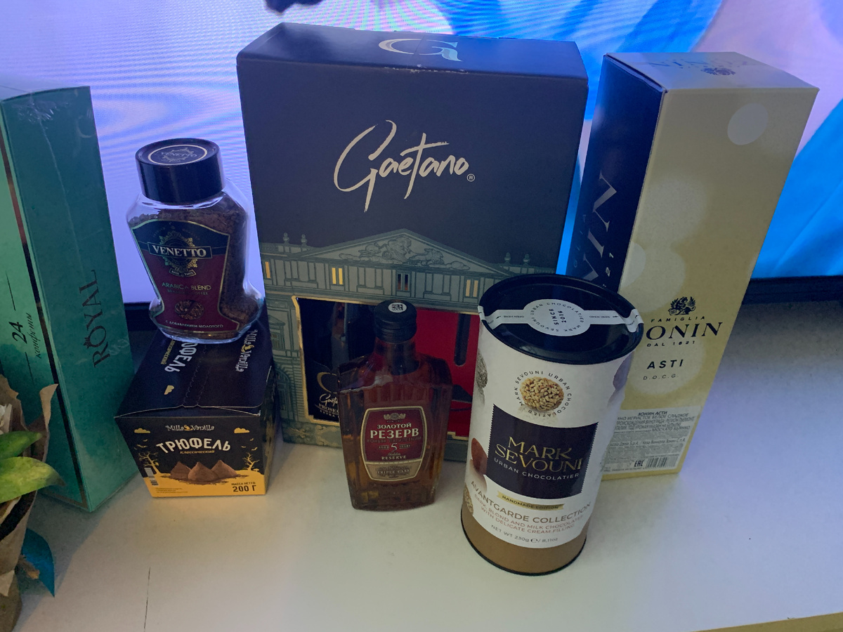 от недостатка градусов и шоколада в организме не помру! Еще есть огромная банка икры и форель, сыр и колбаса  из Финляндии, новогодний стол почти готов!