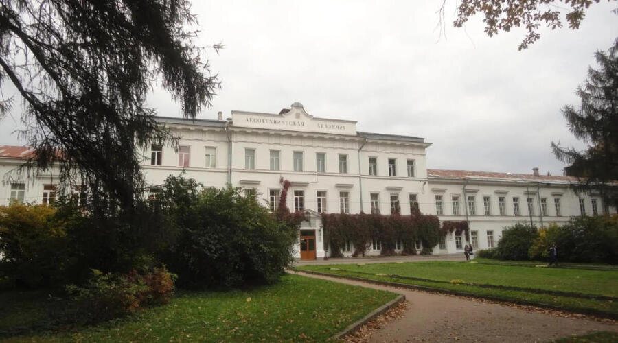    Главный учебный корпус академии (1826−1886 гг., архитекторы А. Д. Неллингер, К. А. Тон, Р. Л. Першке) Фото: Константин Кучер, личный архив