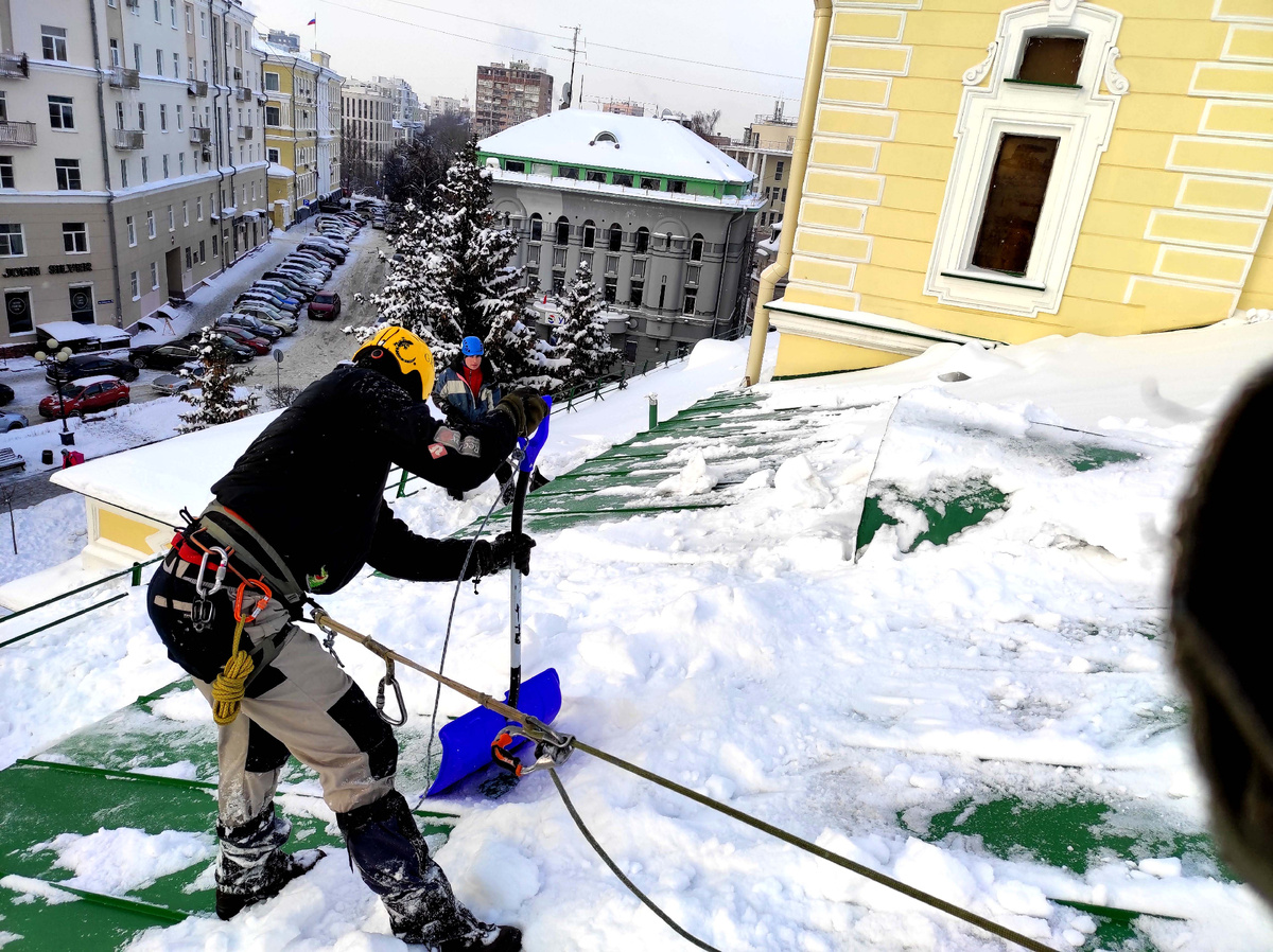 Чистка снега с крыш. Фото Alp4Life