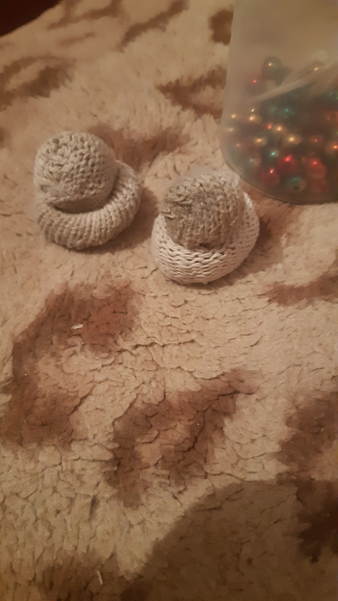 Ну и чем не шапки ?).Бусины-помпоны подобрать по размеру и цвету и можно на настольную ёлку вешать ).