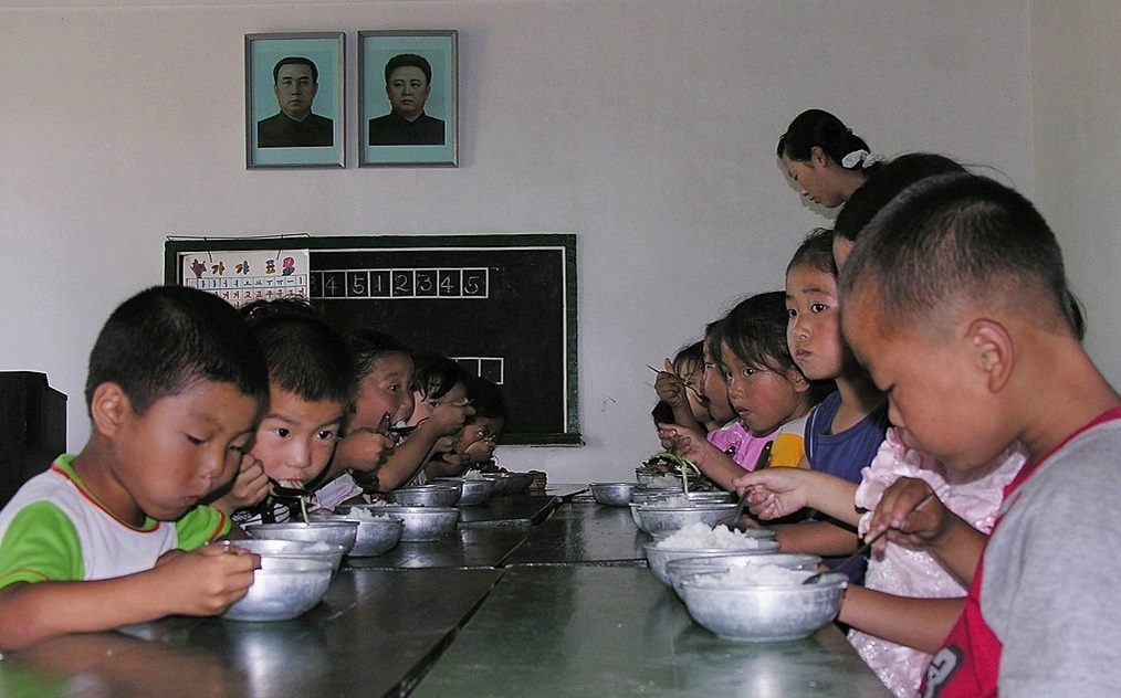 Обед в северокорейской школе. Источник: eastwestcenter.org