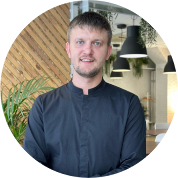 «Листья салата нарываем небольшими кусочками. Дольки мандарина очищаем от кожицы острым ножом, а говядину режем на мелкие кусочки, укладываем все в тарелку. Сюда же добавляем шпинат, тыквенные семечки и кунжут. Сверху украшаем тонко нарезанным на широкой терке пармезаном. Небольшой лайфхак — чтобы пармезан получился нежным и почти прозрачным, используйте овощечистку», – рекомендует шеф-повар Михаил Тужилин.