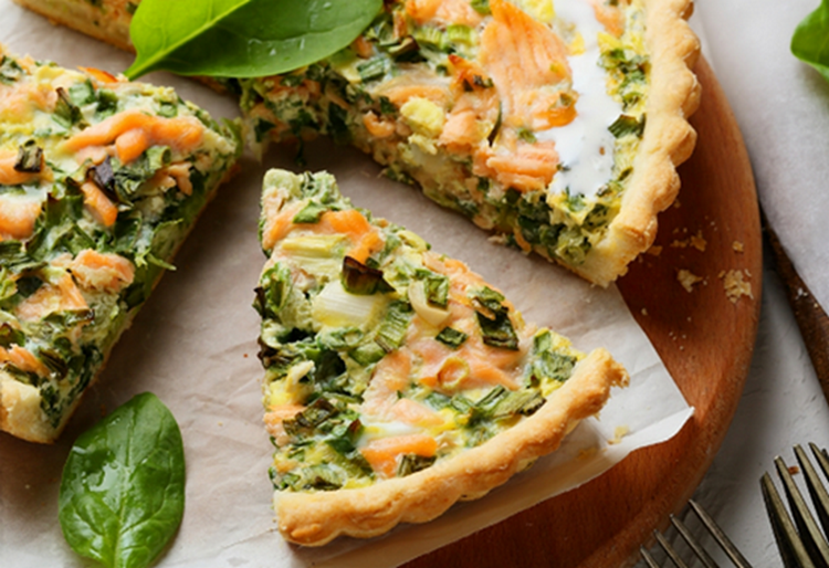 Французский пирог с красной рыбой станет очень вкусным и необычным блюдом – настоящим украшением новогоднего пиршества! 