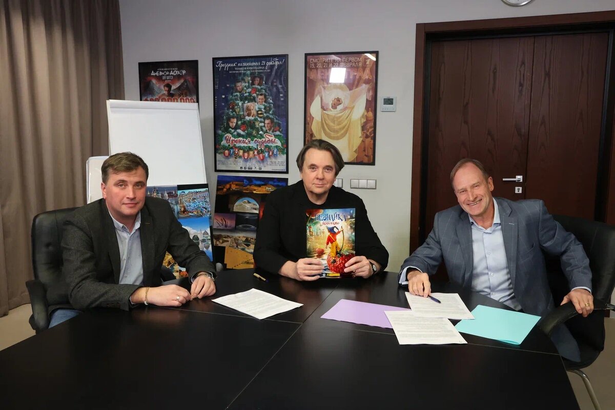 Подписание договора Константина Эрнста и Игоря Носова.