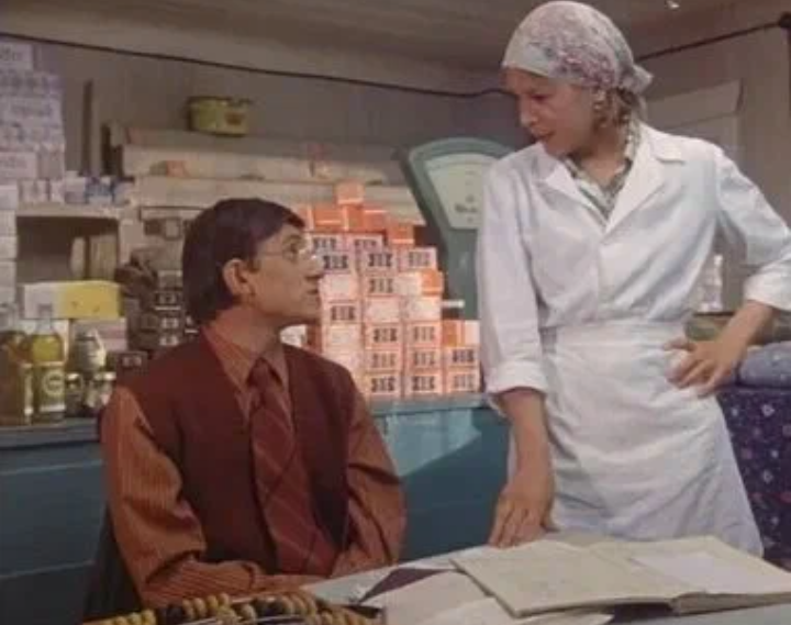 Ревизор и продавщица, кадр из фильма "Обида"