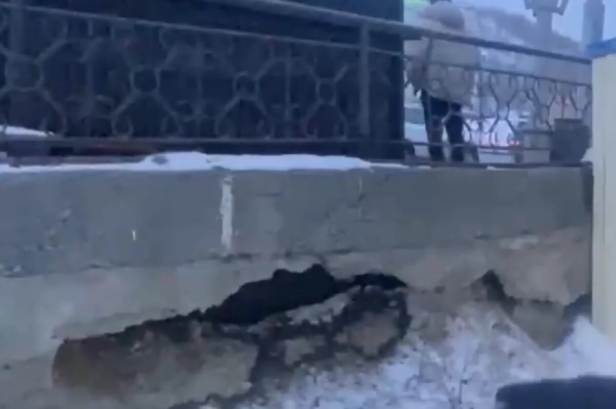    Остановка в центре Петропавловска может обрушиться вместе с людьми