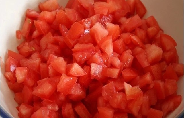 
1. Спелый помидор небольшого диаметра изрезать на кубики. Желательно чтобы томат был потверже.