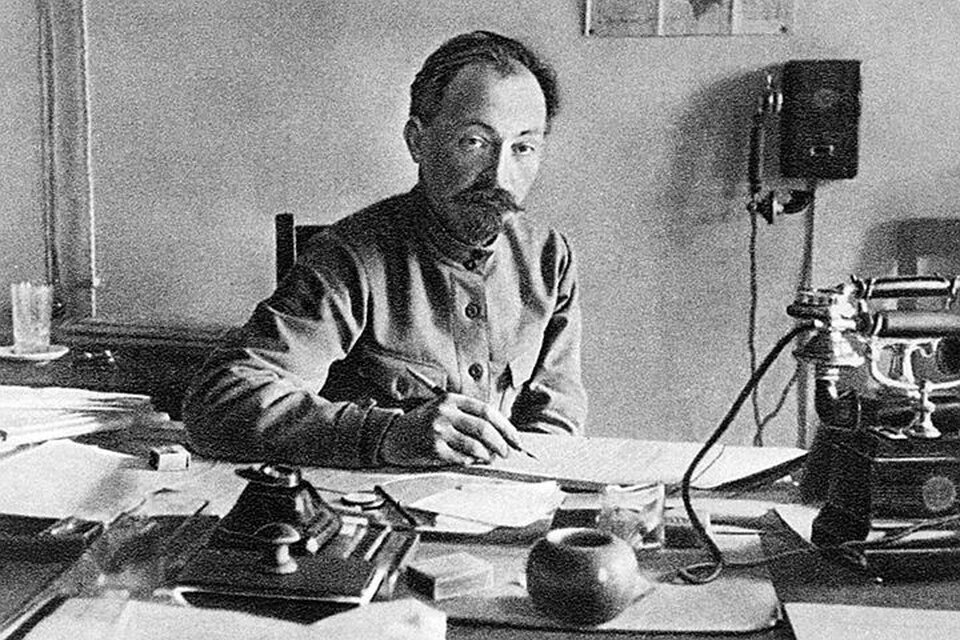 Основатель ВЧК Ф.Э. Дзержинский в рабочем кабинете. Из свободного доступа